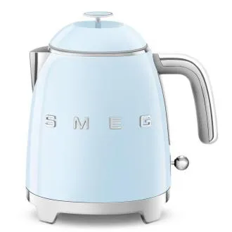 Smeg KLF05PBEU mini rychlovarná konvice, 0, 8 l / 3 šálky, 1400 W, styl 50. let, pastelově modrá Smeg KLF05PBEU mini rychlovarná konvice, 0, 8 l / 3 šálky, 1400 W, styl 50. let, pastelově modrá