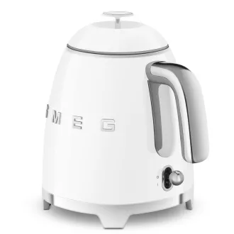 Smeg KLF05WHEU, mini rychlovarná konvice, 0, 8 l / 3 šálky, 1400 W, styl 50. let, bílá Smeg KLF05WHEU, mini rychlovarná konvice, 0, 8 l / 3 šálky, 1400 W, styl 50. let, bílá