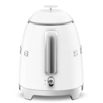 Smeg KLF05WHEU, mini rychlovarná konvice, 0, 8 l / 3 šálky, 1400 W, styl 50. let, bílá Smeg KLF05WHEU, mini rychlovarná konvice, 0, 8 l / 3 šálky, 1400 W, styl 50. let, bílá