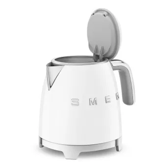 Smeg KLF05WHEU, mini rychlovarná konvice, 0, 8 l / 3 šálky, 1400 W, styl 50. let, bílá Smeg KLF05WHEU, mini rychlovarná konvice, 0, 8 l / 3 šálky, 1400 W, styl 50. let, bílá