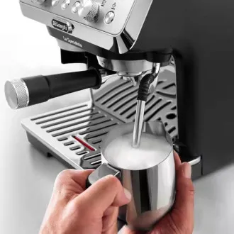 DeLonghi La Specialista Arte pákový kávovar, 1400 W, vestavěný mlýnek, parní tryska MyLatte DeLonghi La Specialista Arte pákový kávovar, 1400 W, vestavěný mlýnek, parní tryska MyLatte