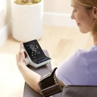 Braun ExactFit 3 pažní tlakoměr, velký a přehledný displej, dvě manžety
