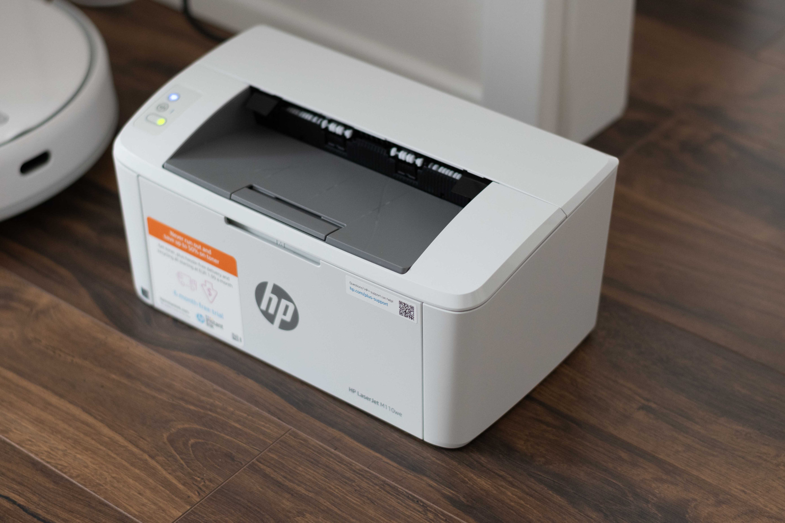 Tiskárna HP LaserJet M110we po připojení k WiFi připravená na tisk.