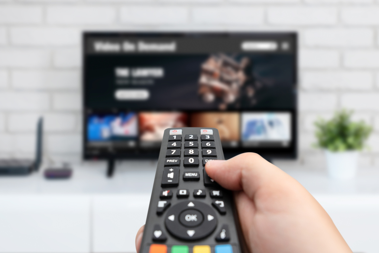 Dálkové ovládání směřující na televizi.