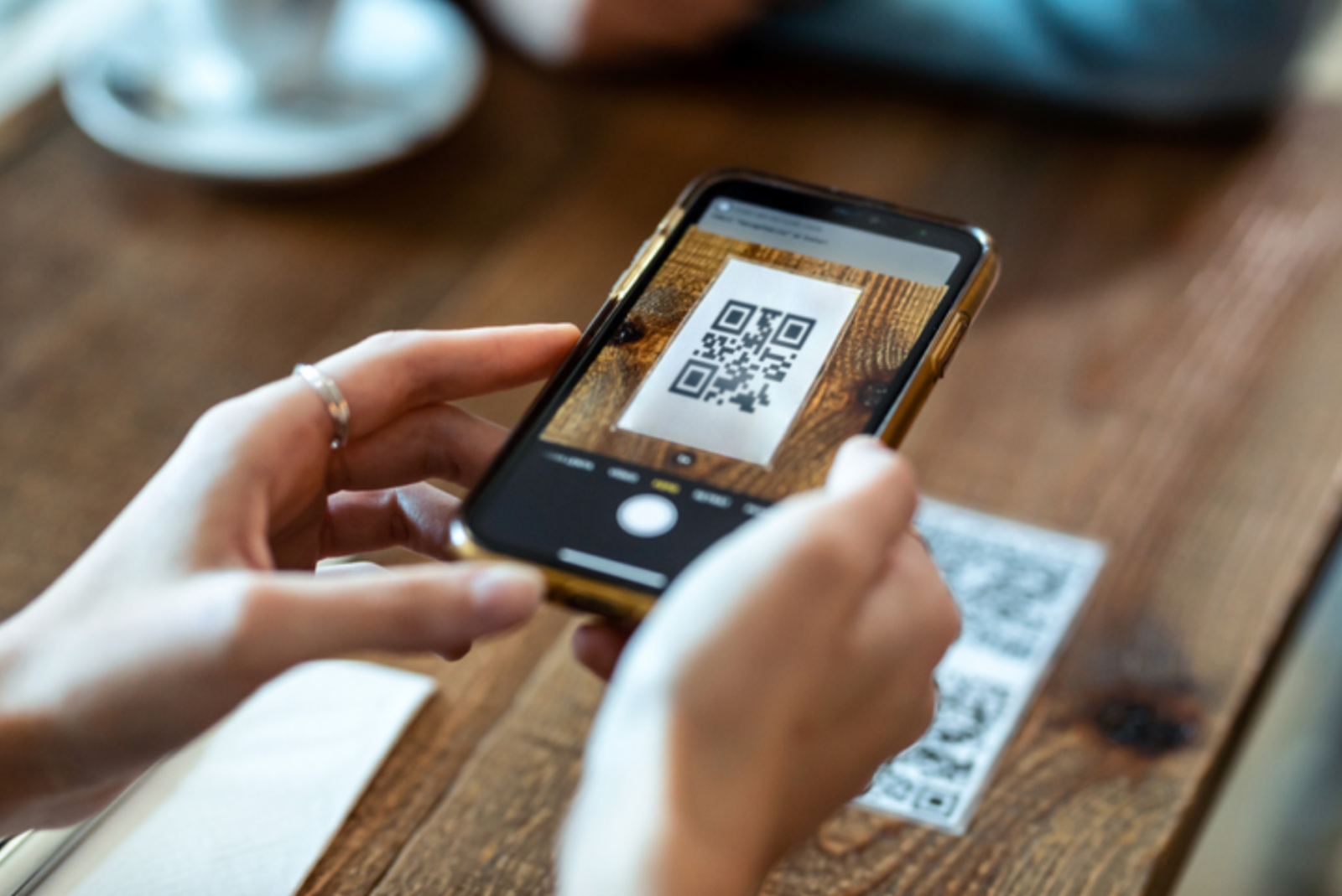 Žena skenuje QR kód cez mobilnú aplikáciu
