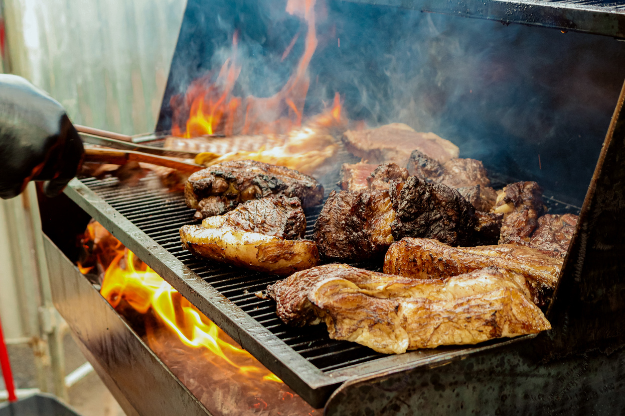 grilování jídla na grilu na dřevěné uhlí