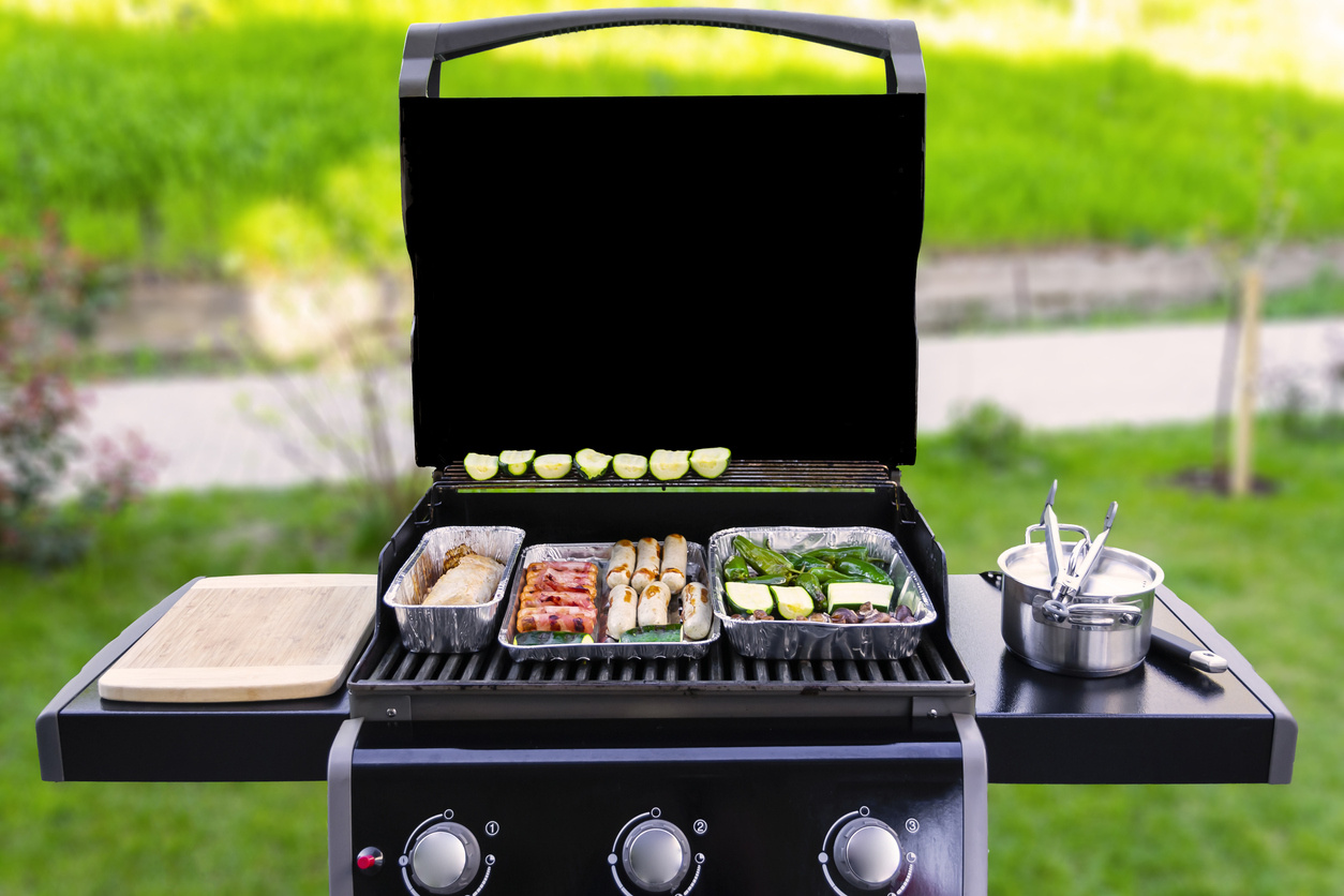 grilování jídla na plynovém grilu