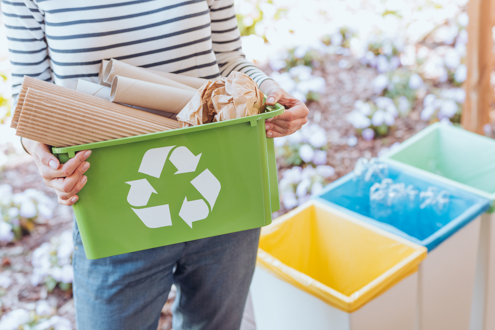 Recyklační box plný produktů z recyklovaného papíru.